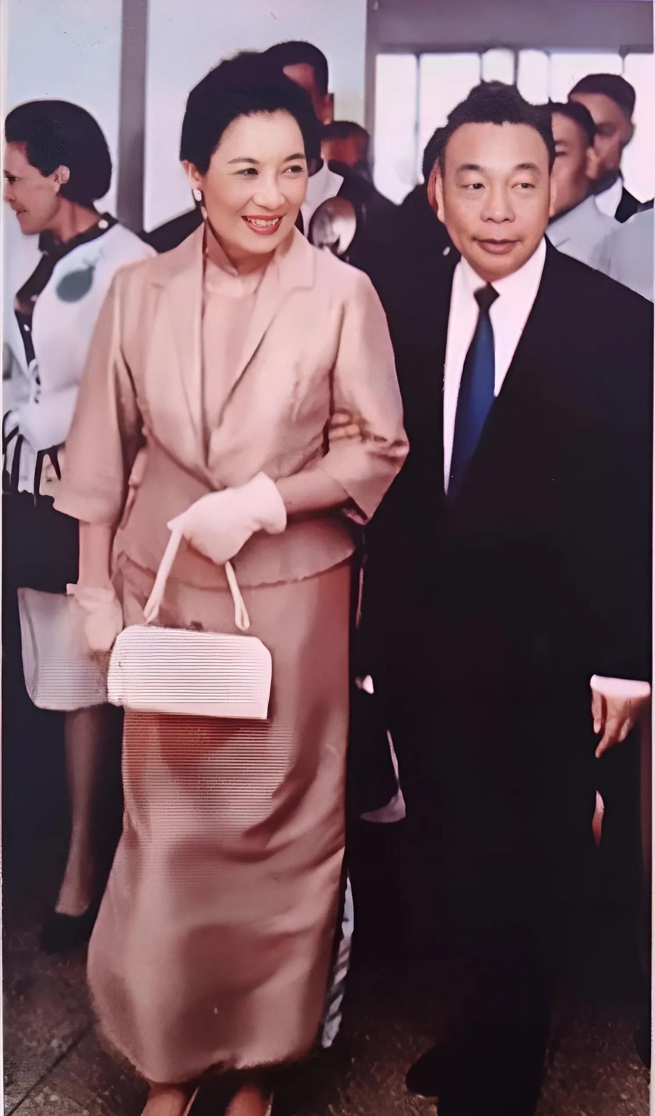 这是一张上世纪六十年代的老照片，画面中的两个人都是真实的历史人物，并非是影视剧中