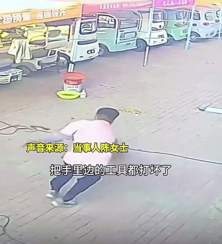 太惊险了！河南濮阳，一女子在家门口时，突然遭到一只恶犬的攻击。可见，此狗见女子后