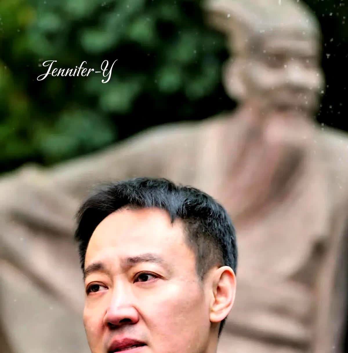 刷到辛柏青深夜发的文字彻底破防了。这几天他总在凌晨三四点突然惊醒，手习惯性伸向旁