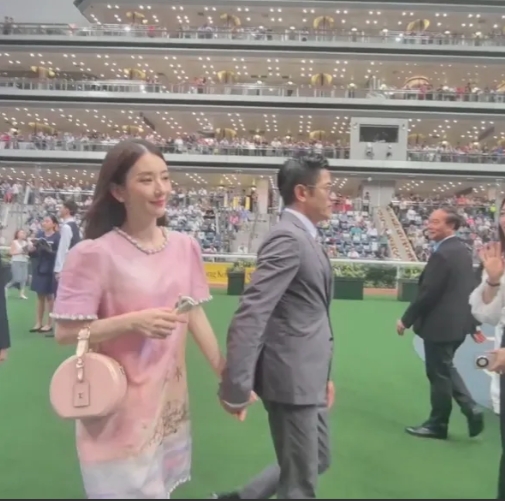 郭富城带老婆参加活动，都看不出他们相差22岁，天王保养得很好
