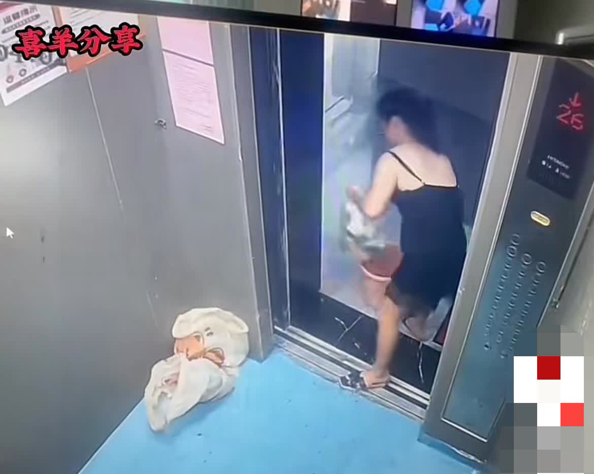 女子在电梯里丢垃圾，还往电梯里倒脏水！这都什么脑回路？
