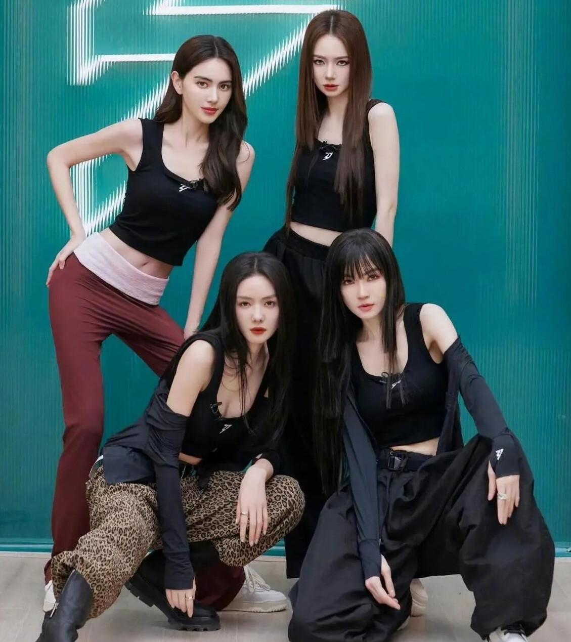 四位女明星里面，只认出了后排右边的戚薇，其实她的辨识度比较高，特别是那一双眼睛，