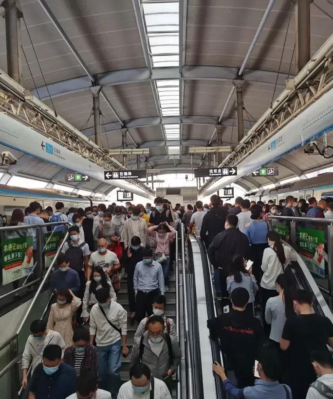 在大城市工作收入没有1万块是不可能找得到对象的，上海、深圳起码有80%的打工人月