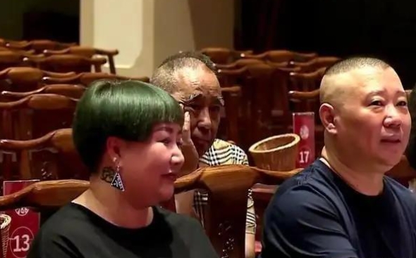 当年，郭德纲过生日的时候岳云鹏领着自己的家人去祝寿，一进门岳云鹏就跪下给郭德纲祝