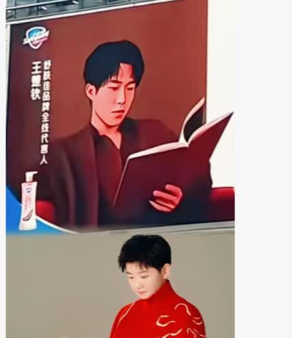 莎莎和头哥是一起拍摄吗？
感觉两人拿的是同一本书
连坐椅都是一样的[惊喜]
