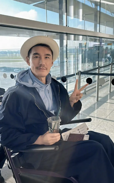 胡兵近日仍需借助轮椅出行！4月9日他在社交平台分享了一张机场轮椅照，配文坦言"人