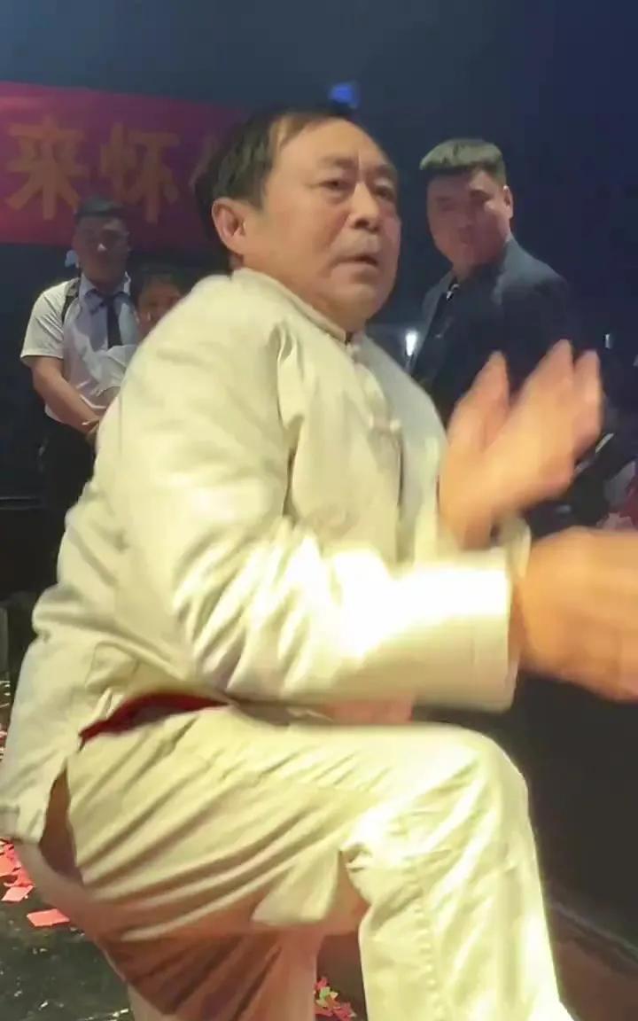 又刷到了保国兄在夜总会打五连鞭的视频。很奇怪，虽然教五连边，但是没有见他的鞭子，