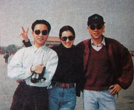 当年，《霸王别姬》杀青，巩俐、张国荣、张丰毅三个人一起相约逛北京城。

张国荣很