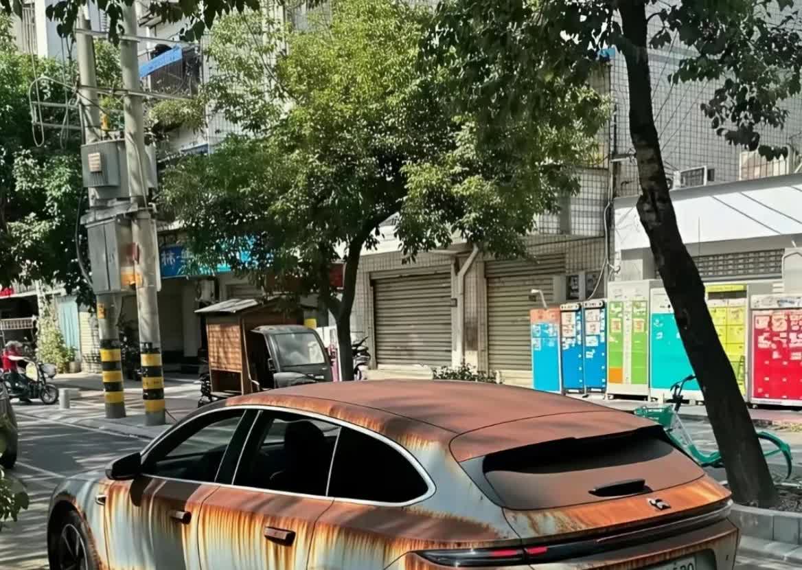 今天下班路上看到这辆蔚来ET5t把我吓一跳，还以为车主是去乌克兰打仗回来的呢，仔