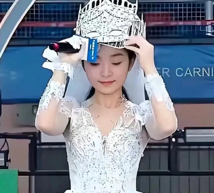 一直好奇旺仔小乔长啥样，看到照片，这颜值和嗓音也挺适配的啊～