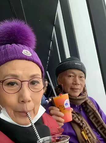 汪明荃和罗家英的婚姻，冷得像块冰。半路夫妻没儿没女，本该相伴到老，可罗家英治病凑