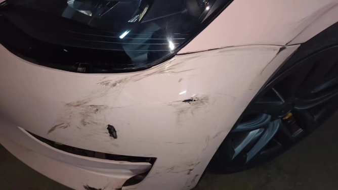 蹭了辆特斯拉Model 3。本以为是普通刮蹭，结果维修单甩出来直接吓懵——换个左