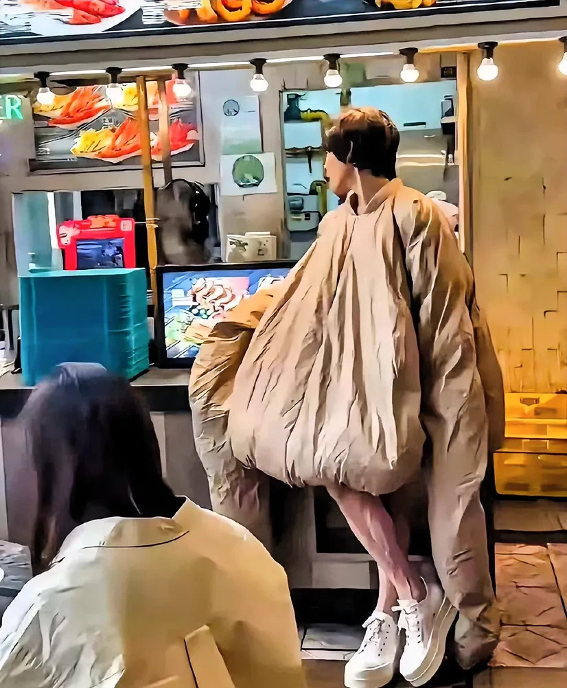 向佐奇装异服引争议











向佐，一个富二代，星二代，却总是走在被