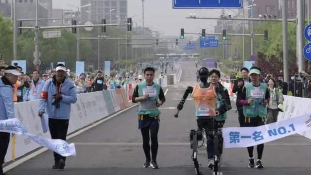 一场热度空前的马拉松，人形机器人在祛魅还是加速？