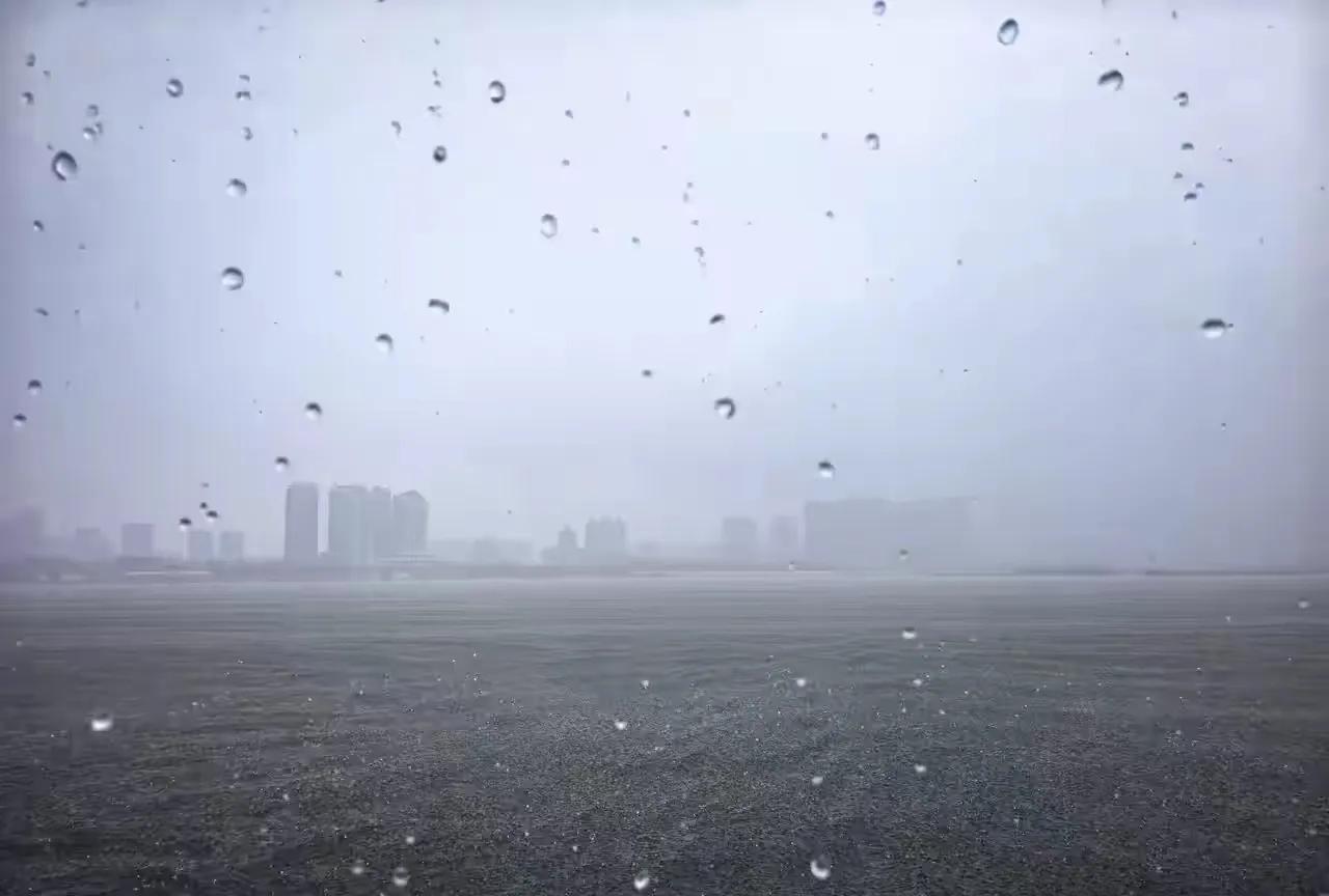 昨天下午有点阴天，可是很凉快，和往常一样几个老年人坐在小区里聊天。
李大爷说起他