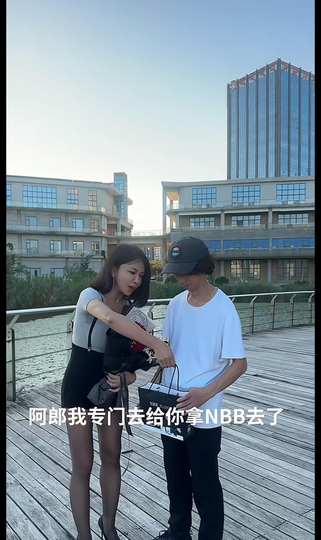 今天是七夕节，龚玥菲送给庞麦郎一袋礼物，庞麦郎接过后说谢谢，把袋子里东西倒地上。