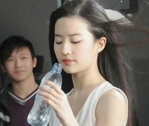 刘亦菲年轻时果然有一种仙气飘飘的感觉。