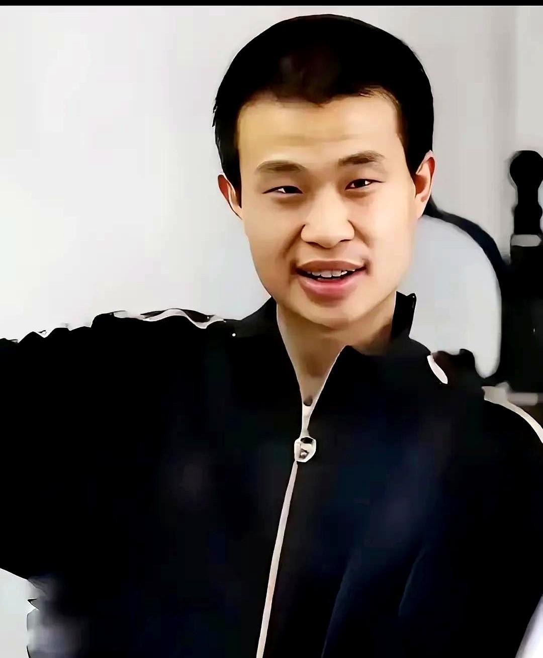 大家千万不要被韦神外表给骗了！
北大丁教授对韦东奕（韦神）的评价，生活完全正常，