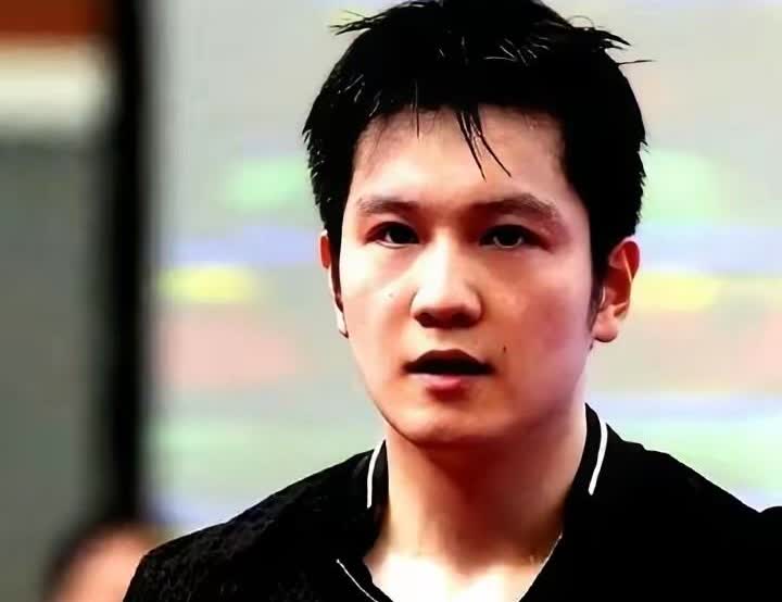 樊振东的欧洲球迷也“疯狂”，一位球迷和家人开了1200公里的车，从遥远的捷克斯洛