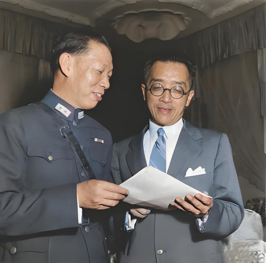 1942年6月，美国地界上，熊式辉去访问，和胡适碰一块儿了！你瞅这照片，熊式辉穿