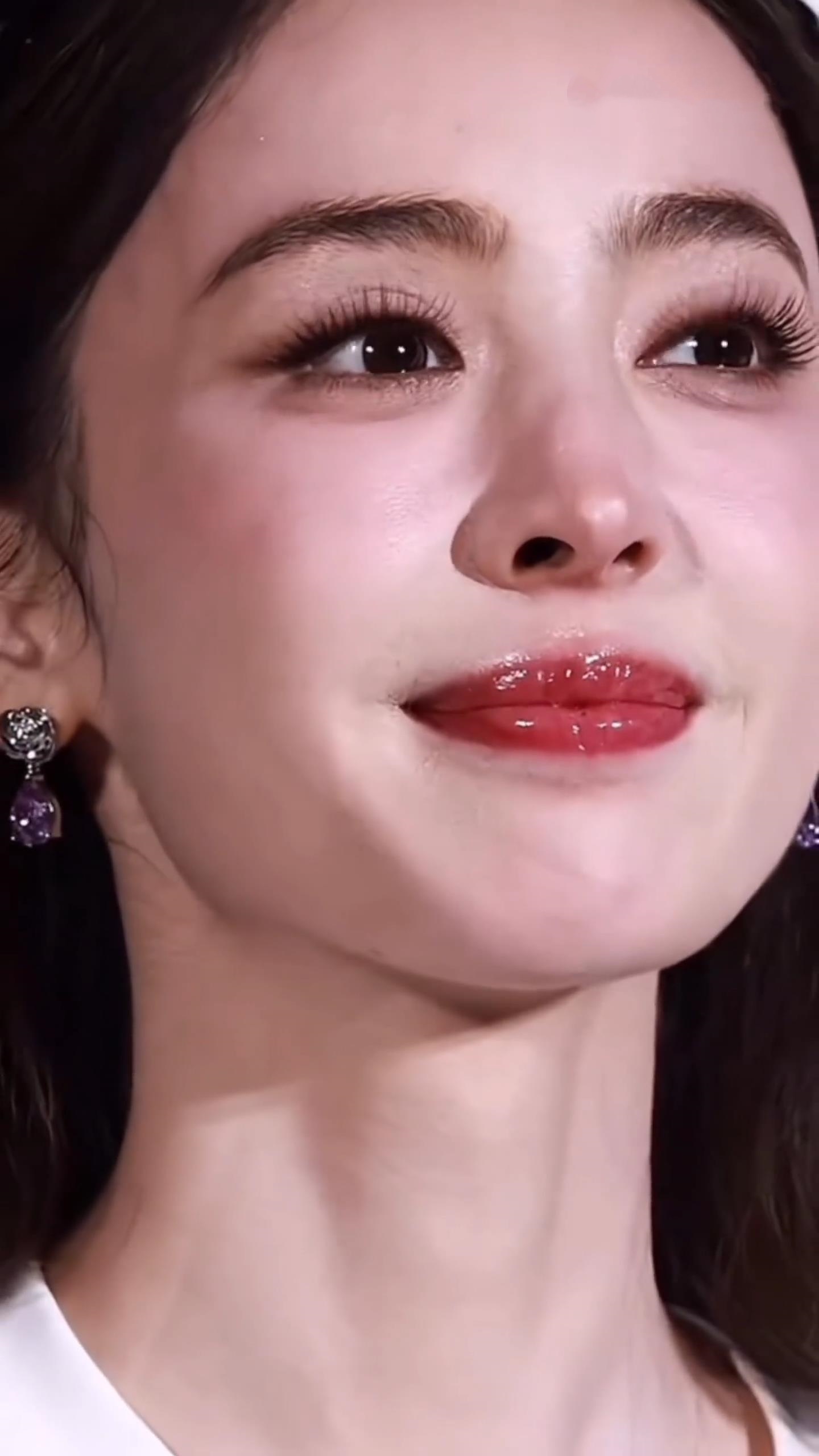 真实的古力娜扎到底长什么样子？骨相美是真的美！
一段古力娜扎顶光怼脸的视频登上了