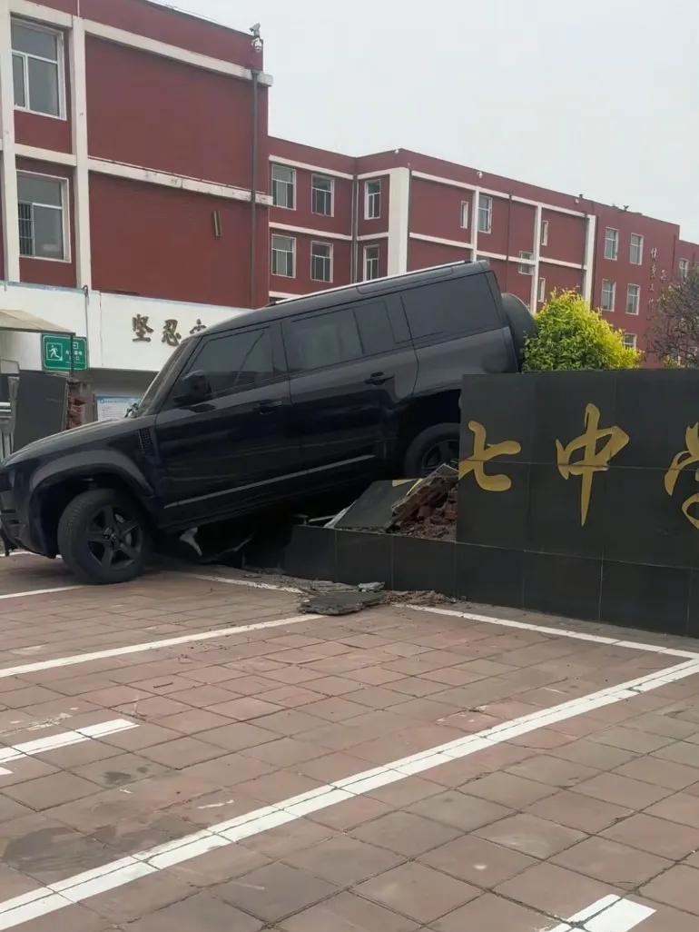 这不是长春47中学吗？干成7中了，真的假的，一下干下去四十个中学
是不是在这个学