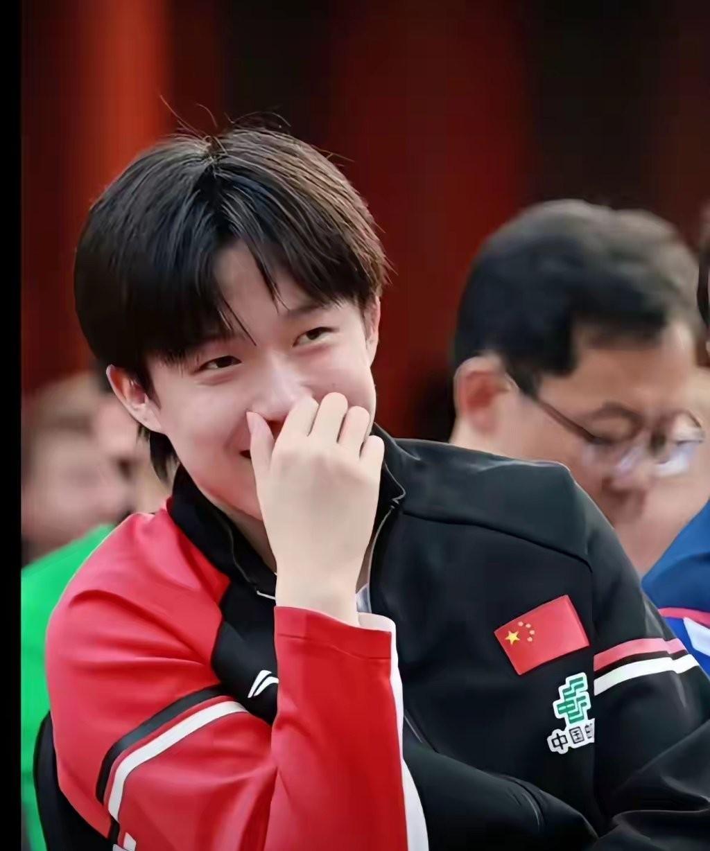 莎宝好细心哦，抽完签还给他头哥哥看一下，估计哥哥都乐开花了吧！！！！
他俩这种缘
