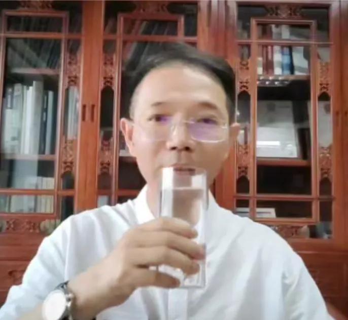 早晨起床，肯定是要喝温水了！
绝对不能喝凉水，什么时候都不能喝凉水，
温水是烧开