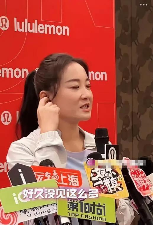 贾玲和鲁豫同框，一个是运动暴瘦，一个是饿瘦，差别真的很明显。鲁豫看起来更加奇怪。