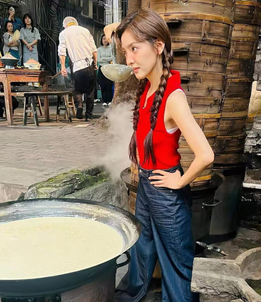 路人手机下的章若楠真的没法儿看了

