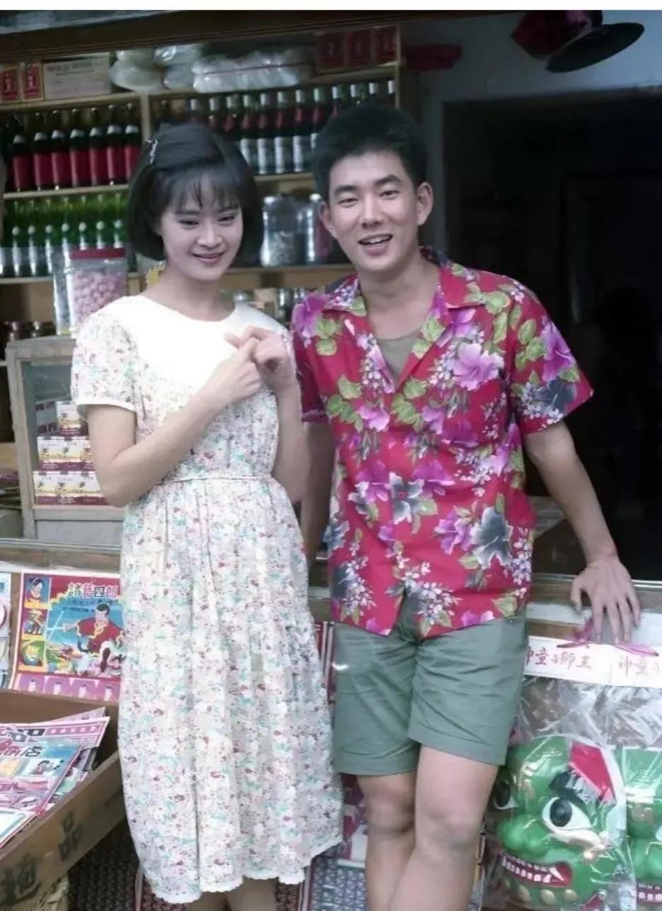 任贤齐太帅啦！最喜欢他的笑容，温柔甜美，可爱死啦！
任贤齐穿着粉色的碎花上衣，绿