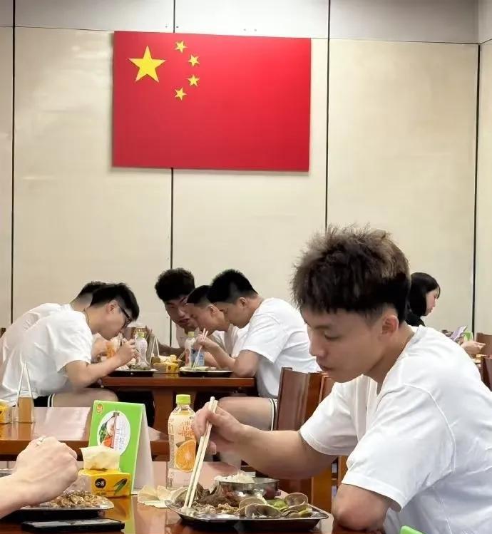 中国男篮集训队在食堂吃饭一张照片暴露胡明轩和徐杰的关系！
只见徐杰和对面一个人单