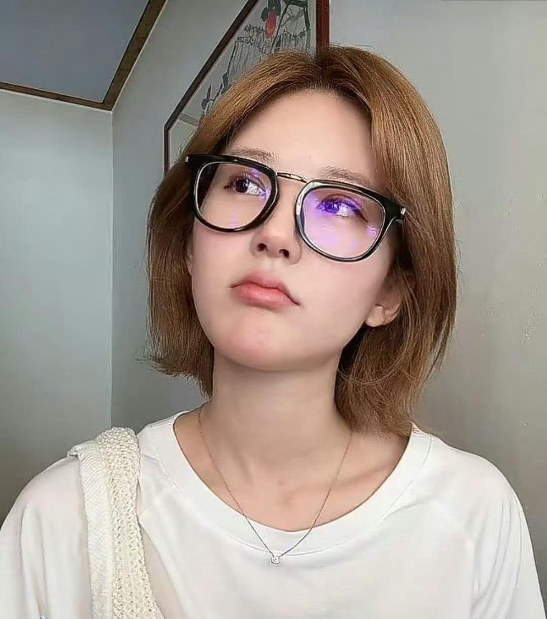 说真的
以后可能看不到赵露思的电视剧
她直播不是在卖可怜，也不是在博同情
，而是