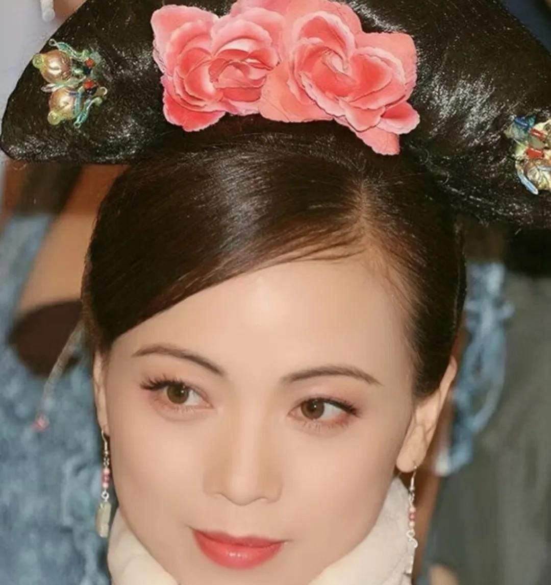 邓萃雯，太刚了。1996年她和江华那段闹得满城风雨的婚外恋，被正房麦洁文和老公联