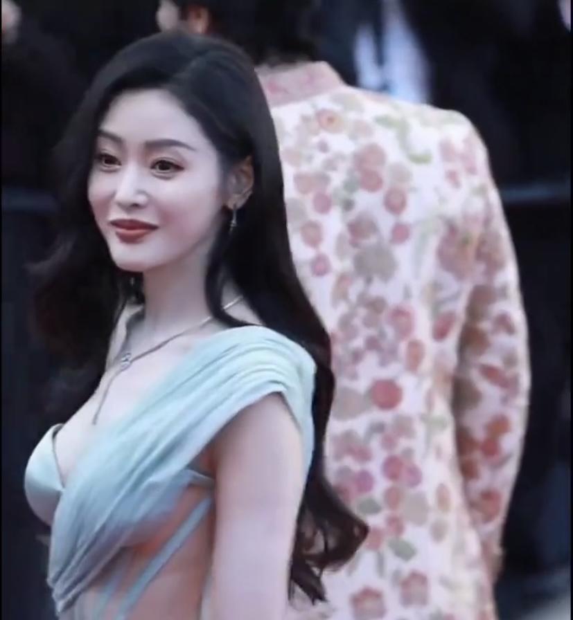 张天爱 穿蓝色裙子那若隐若现的感觉，简直绝了！
她那条蓝银链条吊带连衣裙，深V设