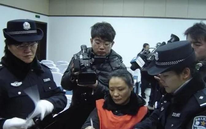 2009年，杭州，杜益敏在死刑判处书上签字，画面中她面无表情，低垂着头，脸色苍白