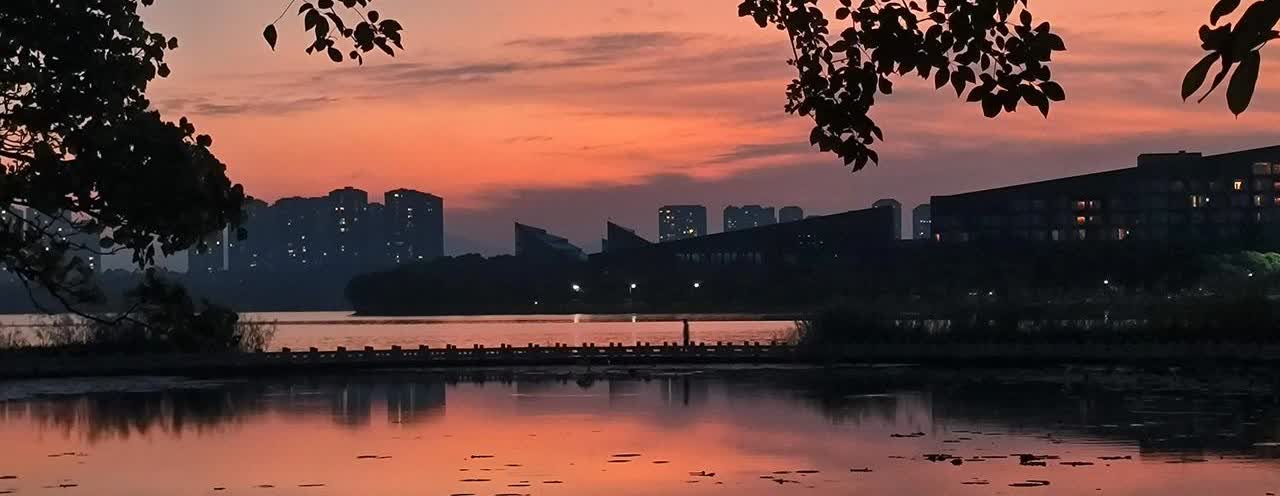 普通人，
一年挣十万容易，
要想存十万，
真的很难。

一个月工资，
