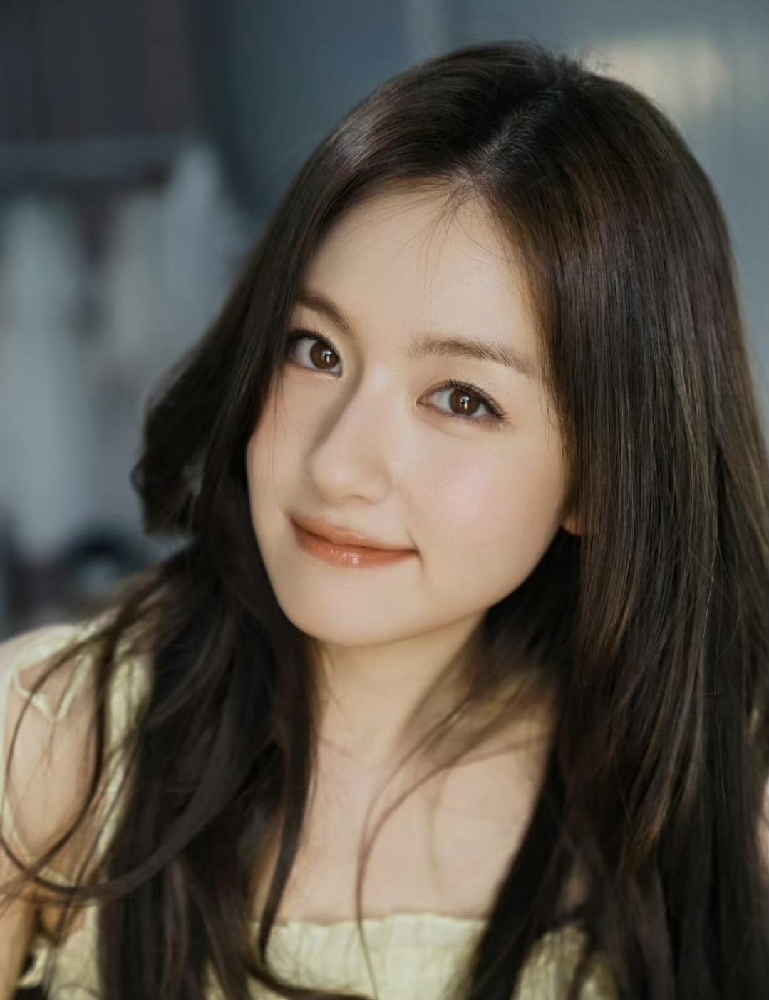 李兰迪的怼脸拍，感觉妹妹瘦了后，颜值变高了好多啊，你觉得呢？