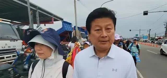 傅崐萁和他媳妇徐榛蔚前两天参加了大甲妈祖的绕境活动，这活动才刚开始没多久呢。
