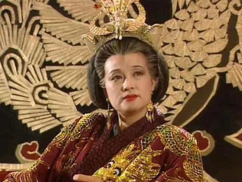 70岁武则天夜召御医，一句“今夜别走了，留下陪朕吧”，拉开宫廷秘史序幕。


