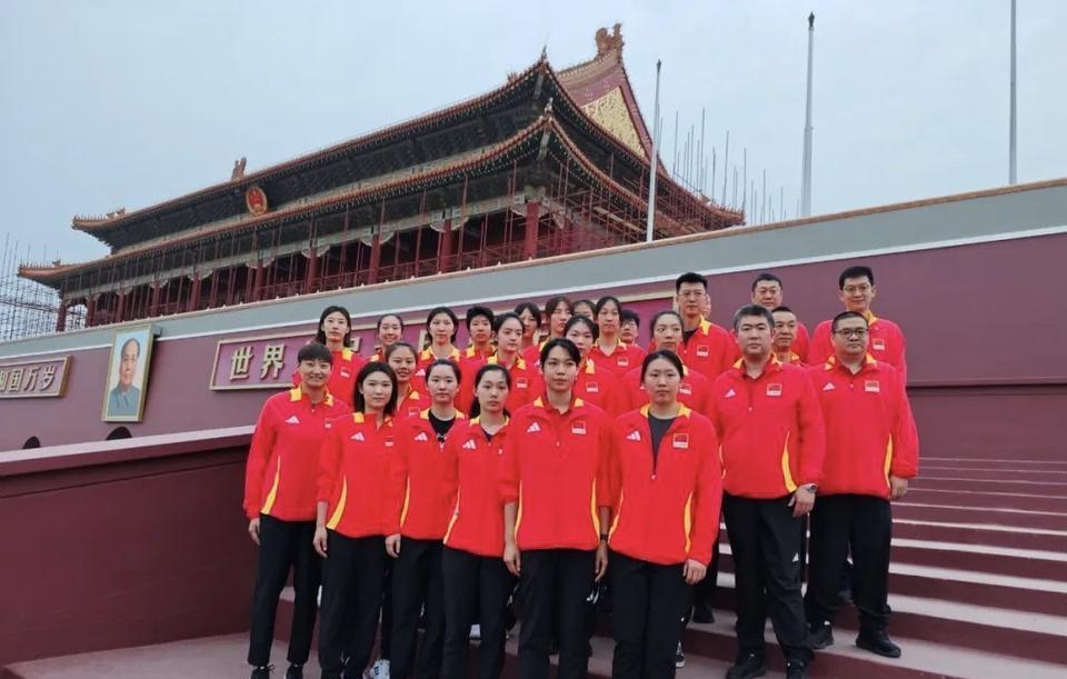 5月22日清晨，正在北京集训的中国女排、U16国少女排和总局排球中心全体工作人员