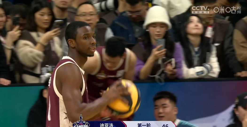 NBA扣篮王迪亚洛负于外卡选手陈登星！在今天晚上的全明星扣篮大赛上，扣篮大赛主要