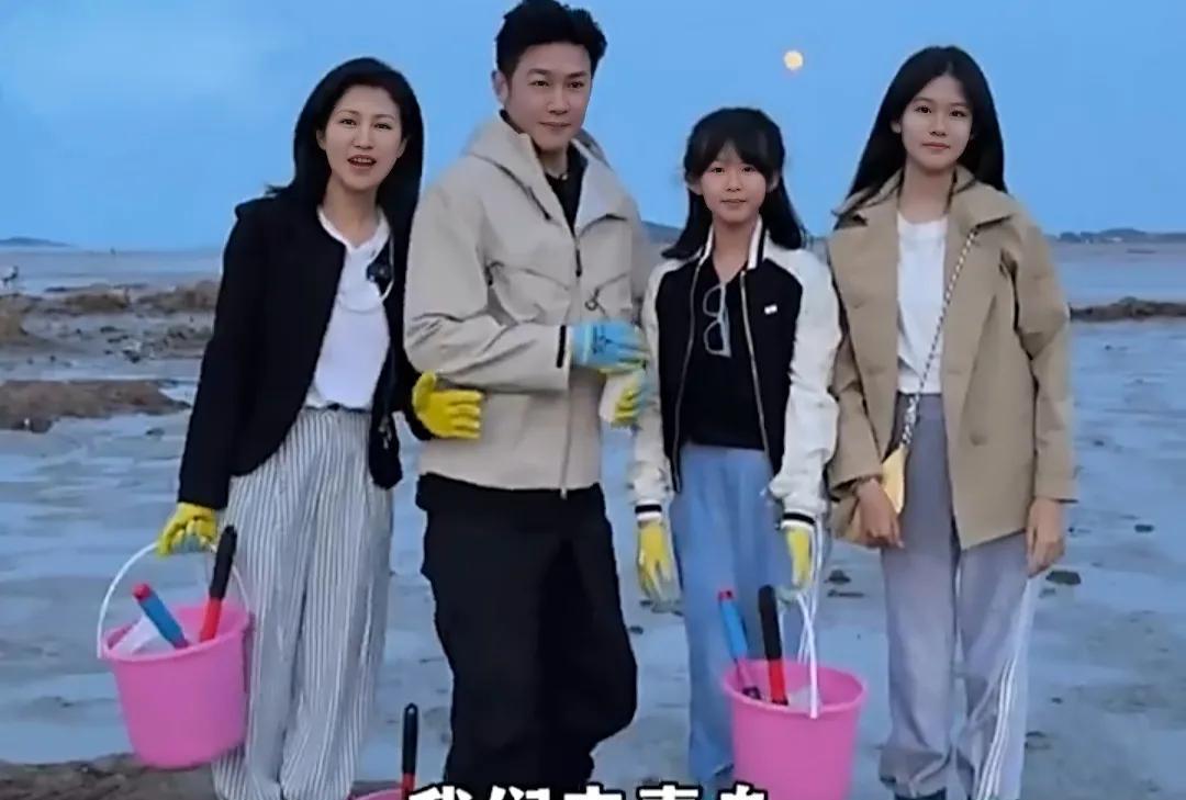 陆毅一家四口去青岛游玩。陆毅鲍蕾夫妻俩带着两个女儿晚上去赶海，他们装备还是比较齐