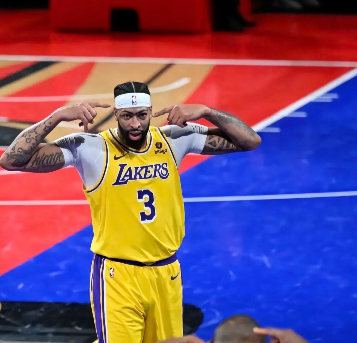 其实思路已经很明晰了
AD这个赛季算是就砸手里，肯定是交易不出去了，拿克莱和加福