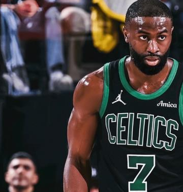 布朗50分，凯尔特人大胜快船终结快船6连胜。NBA常规赛，凯尔特人客场挑战快船，