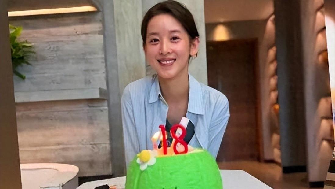 章泽天素颜庆祝32岁生日，生日蛋糕是绿色的，她在伦敦的豪宅曝光