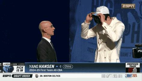 这算超出预期了！
能提升那么多顺位！
在国内CBA都还不算顶级的数据，能在NBA