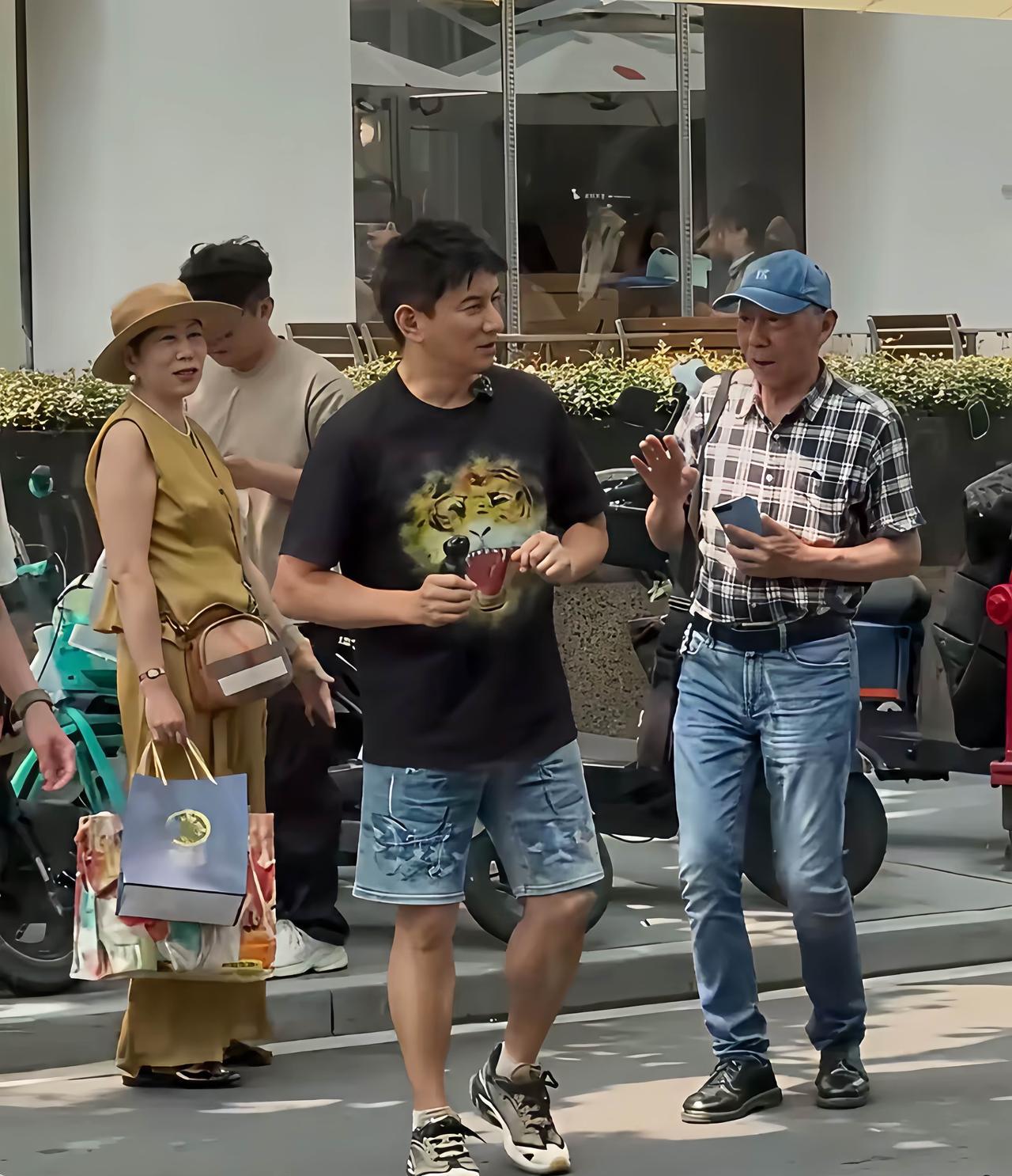 近日，有网友在上海安福路偶遇吴奇隆，他在街头与大爷大妈聊天。
54岁的吴奇隆看上