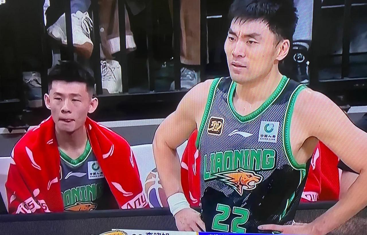 辽宁队在第一、第二阶段输掉的那几场比赛，相同的情况就是，在第四节韩德君和李晓旭的