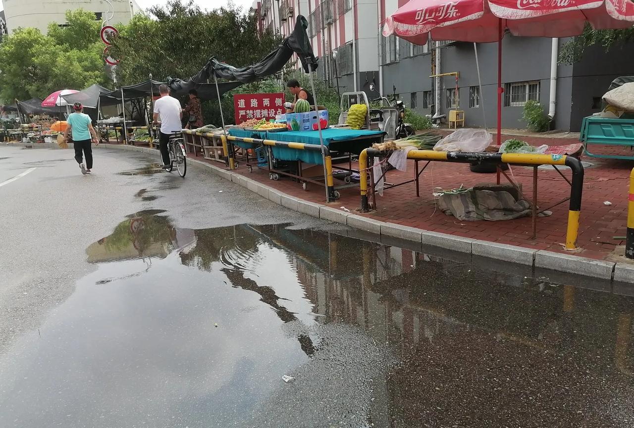 早上到露天菜市场去买菜，忽然听到一段奇怪的对话。
我正左顾右盼的寻找自己想买的蔬